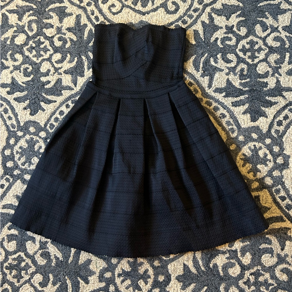 Sleeveless black dress, snug fit, thick material